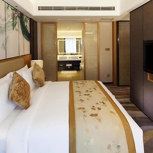 Deluxe Queen Suite